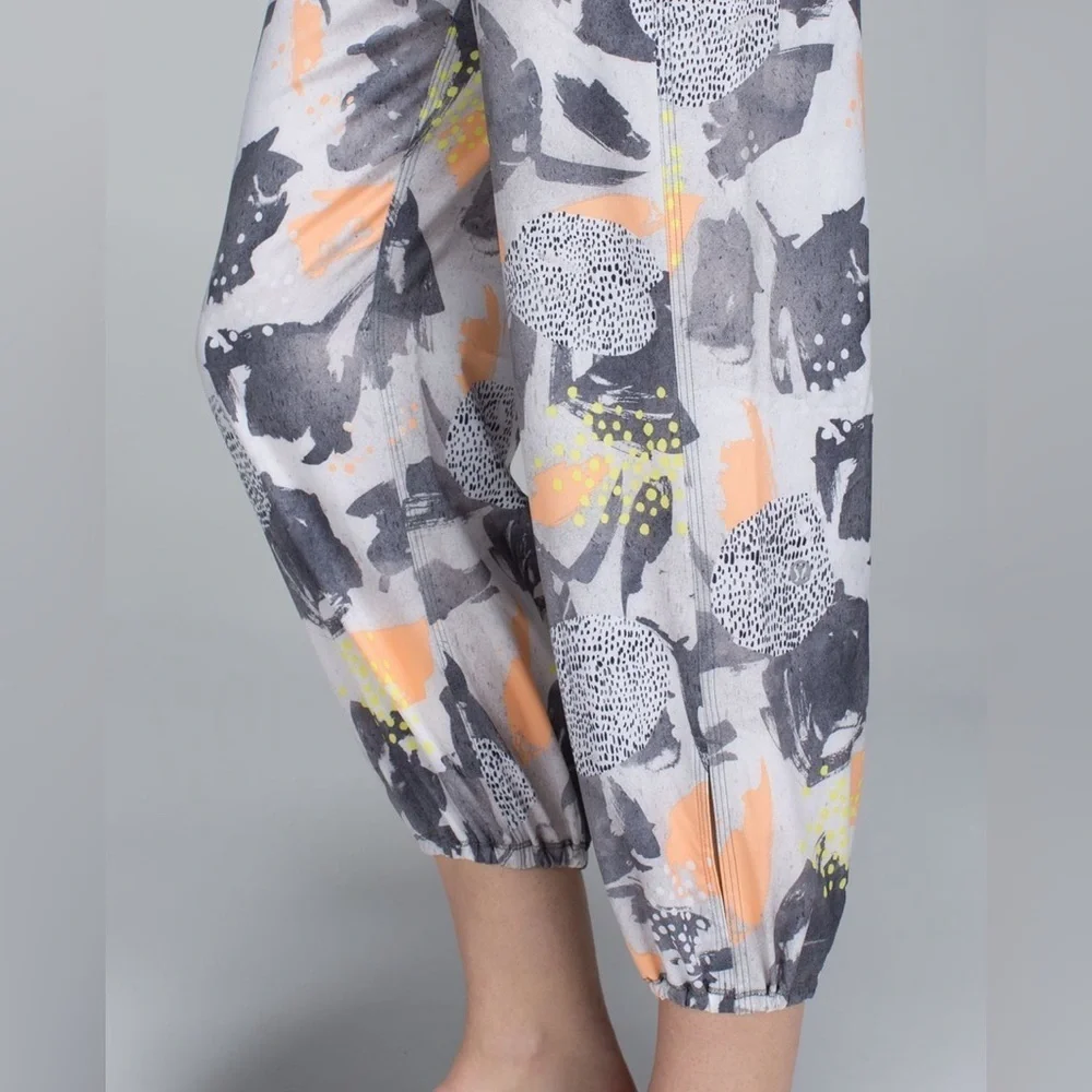 Lululemon Om Pant Mini Art Pop White Multi Slate Size 2
